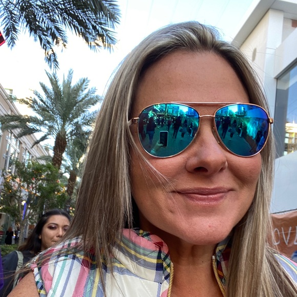 Meet your Posher, Tiffany - Picture 1 of 1